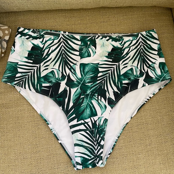 Green Bikini Set - Picture 5 of 7